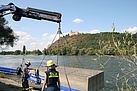 Einsetzen der Pontons in die Donau