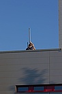 Aufbau der Antennen für die Wiesenwache auf dem Theaterdach