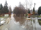 Der MTW vor einer überfluteten Straße