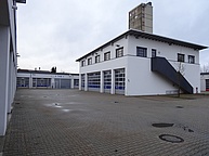 Unser Unterkunftsgebäude (Rechts Verwaltungsgebäude, im Hintergrund: Werkstatt, Umkleiden und Waschhalle)