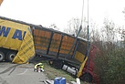 Aufräumarbeiten nach einem LKW Unfall