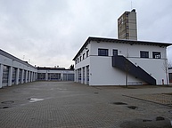 Unser Unterkunftsgebäude (Rechts Verwaltungsgebäude, Links Hallen des TZ, im Hintergrund: Werkstatt, Umkleiden und Waschhalle)