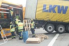 Aufräumarbeiten nach einem LKW Unfall