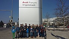 Die Jugendgruppe vor dem Audi Forum