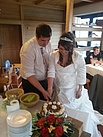 Das Brautpaar beim anschneiden der Hochzeitstorte