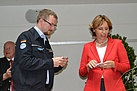 Übergabe der Karte an Markus Haas durch Frau Staatsministerin Christine Haderthauer (MdL)