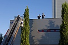 Transport von Material mit der Drehleiter der Feuerwehr Straubing
